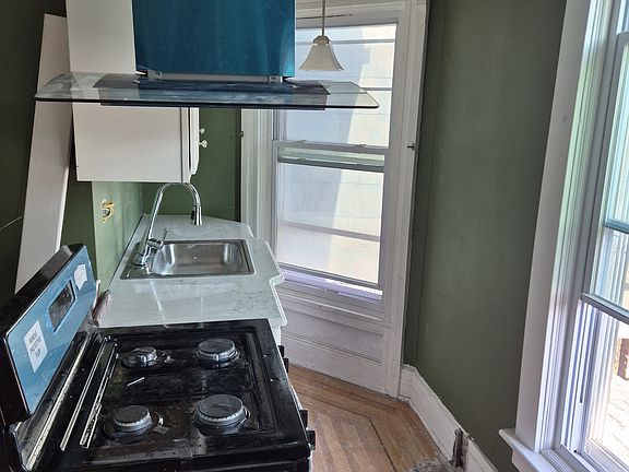 5th image of 392 Porter Ave #3