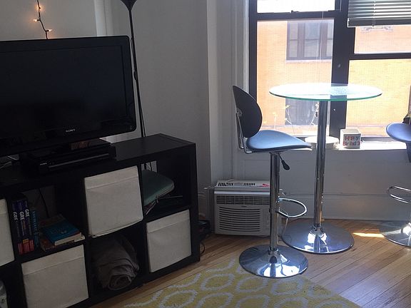 2nd image of 1906 N Lincoln Park W APT 3S