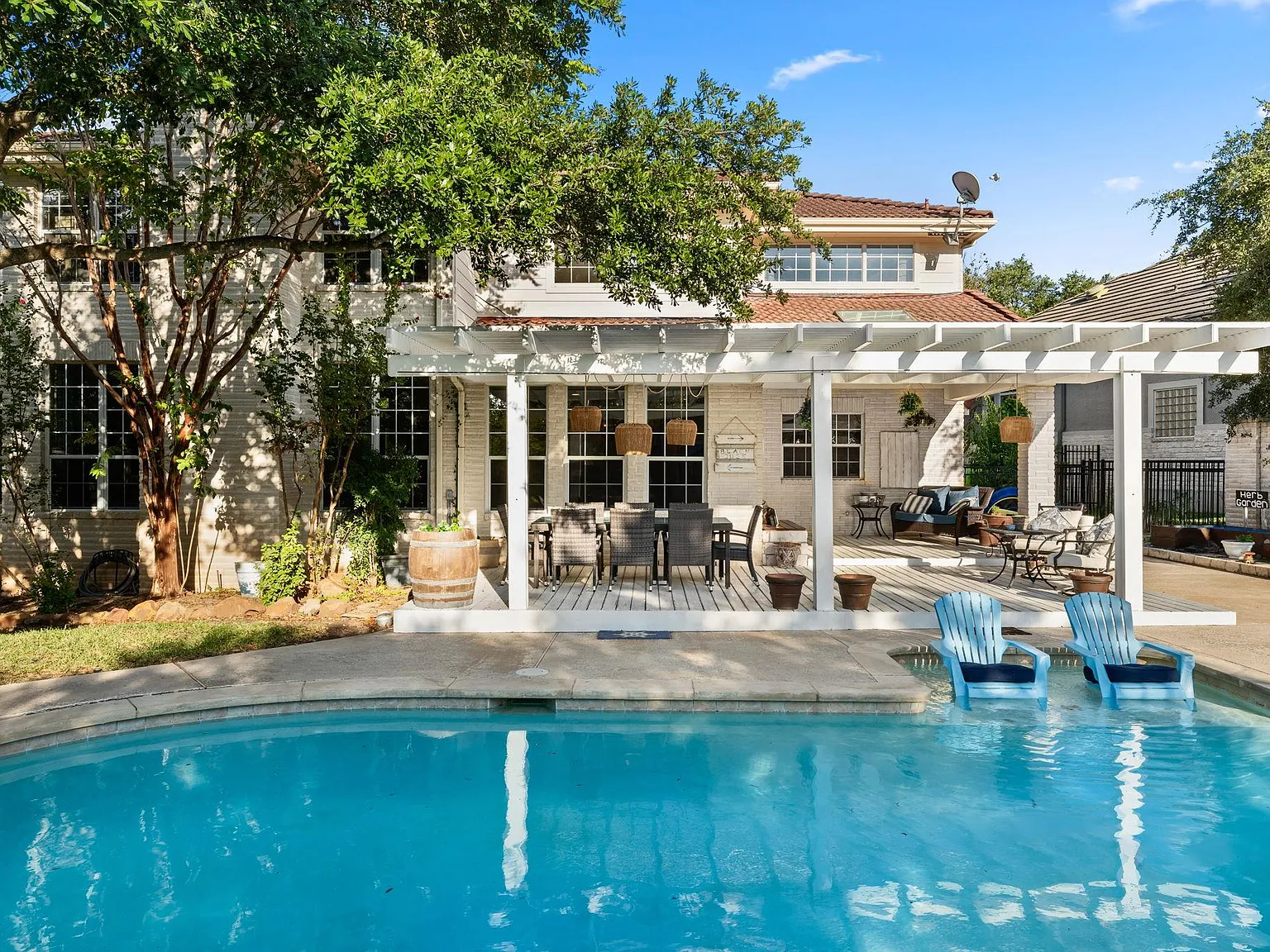 5 bed, 4.5 bath, 5061 sqft, $7,250 — Photo 1