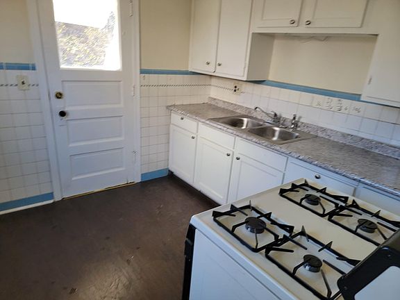 3rd image of 1320 Leders Ln