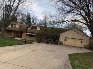 2540 Thornapple Ln, Brookfield, WI 53005