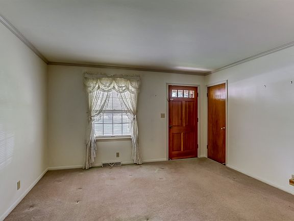 3rd image of 727 Carlton St S