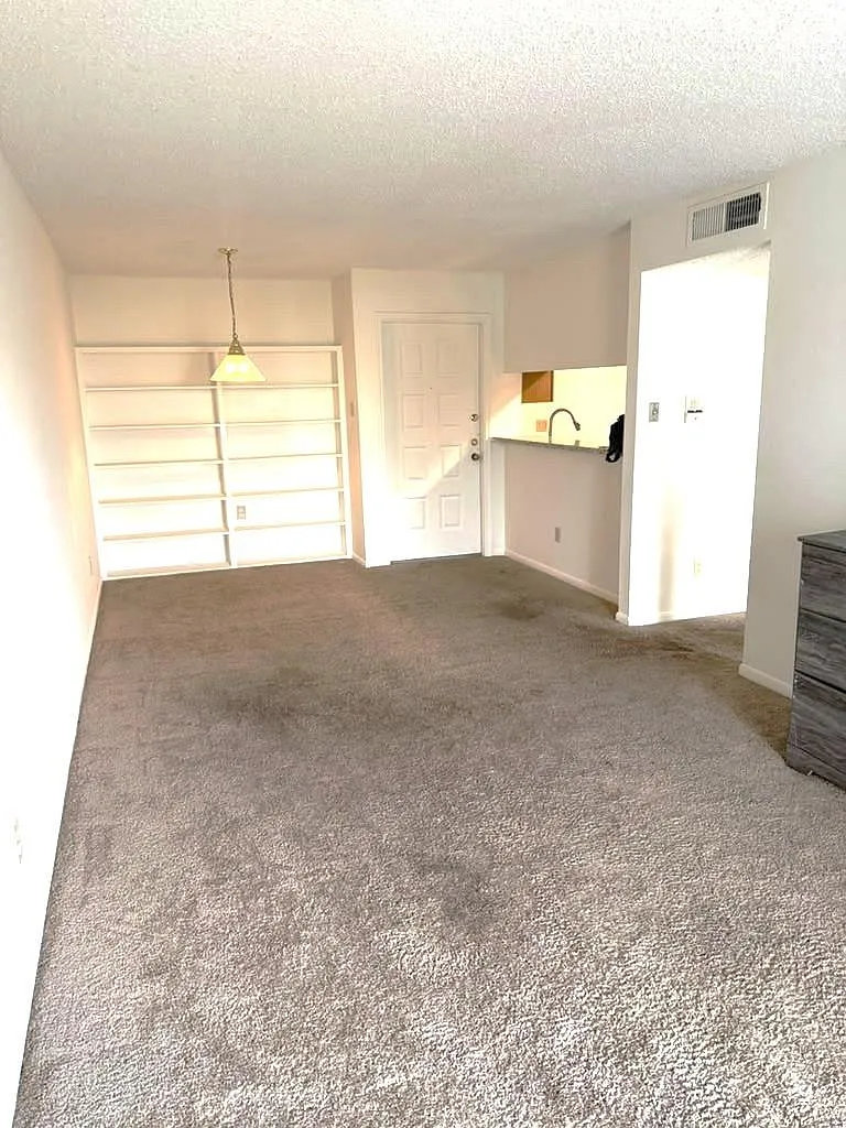 2 bed, 1.0 bath, 780 sqft, $1,300 — Photo 2