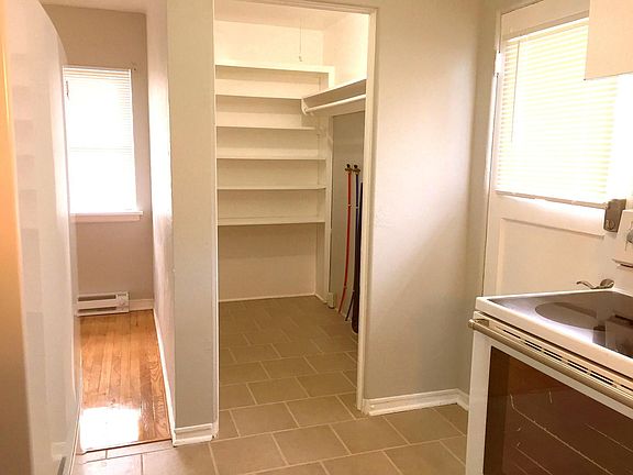 4th image of 1025 W Chestnut St