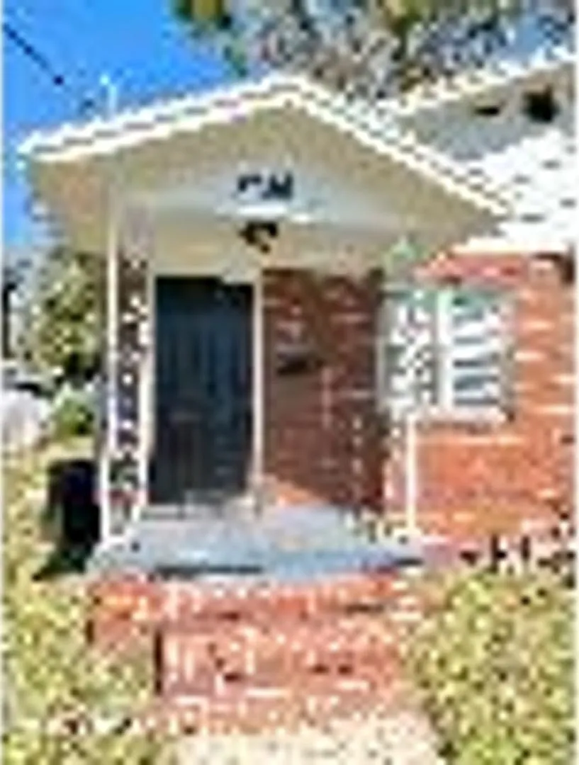 2555 Myra Street — Photo 4