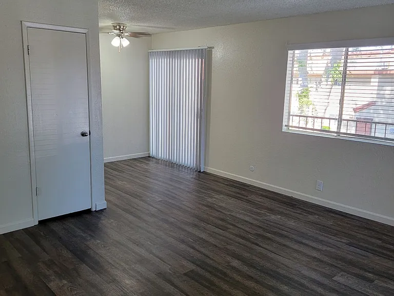 Sunburst Apartments — Photo 21