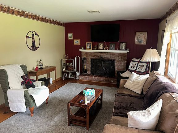 2nd image of 102 Hillcrest Ln
