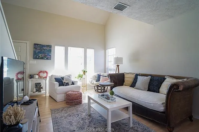505 Thornton Ct — Photo 6