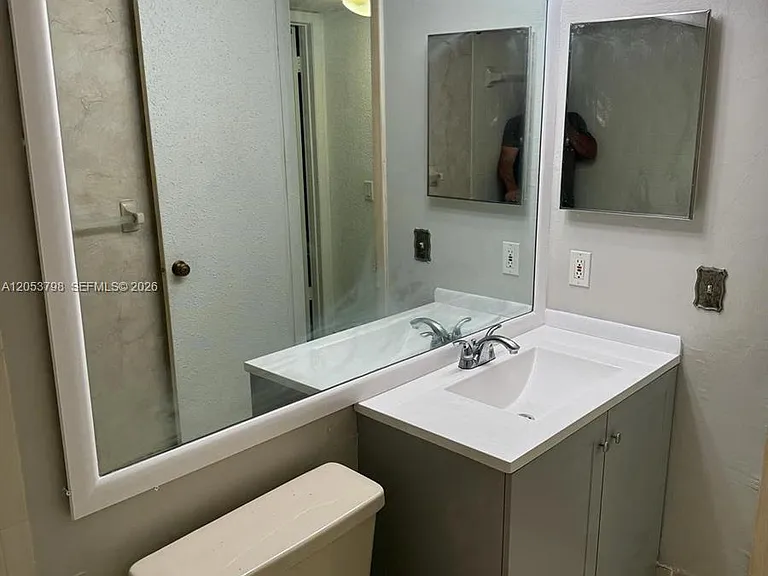 112 Lake Emerald Dr #207 — Photo 2