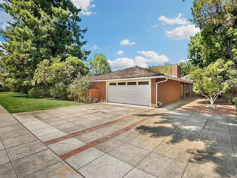 747 Northampton Dr — Photo 2