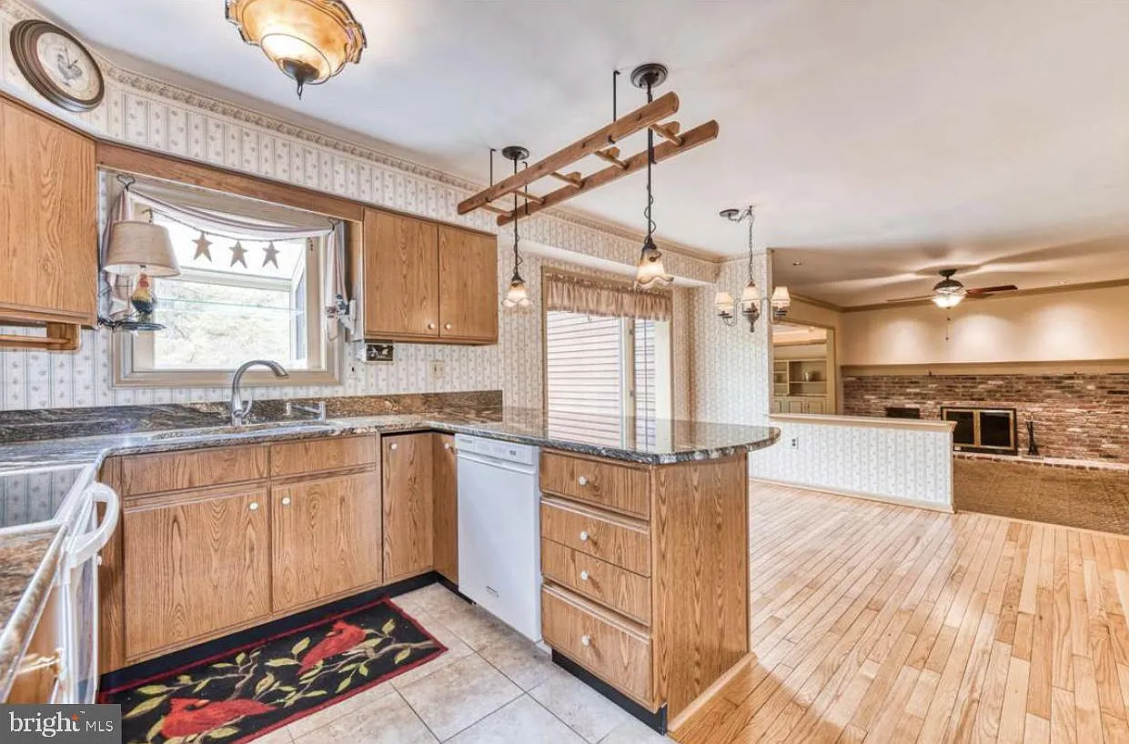 4 bed, 2.5 bath, 3305 sqft, $3,500 — Photo 2