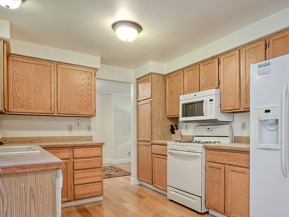 5th image of 1325 220th Pl NE