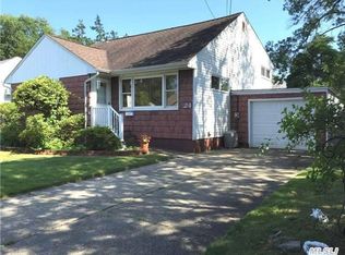 24 Blanchard St, West Babylon, NY 11704