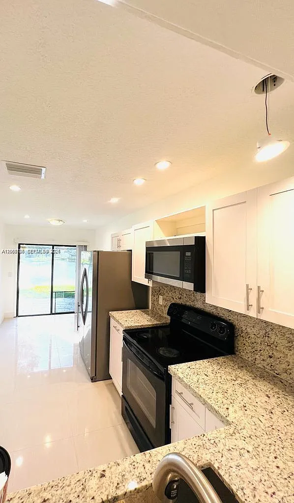 Pine Island Lakes Townhom — Photo 4