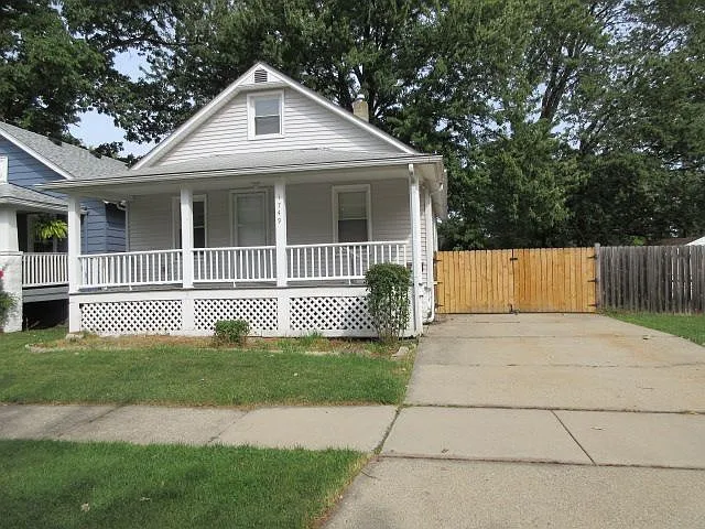 1749 Wordsworth St photo 1