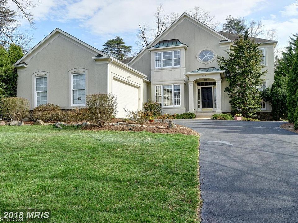 1st image of 902 Leona Ln