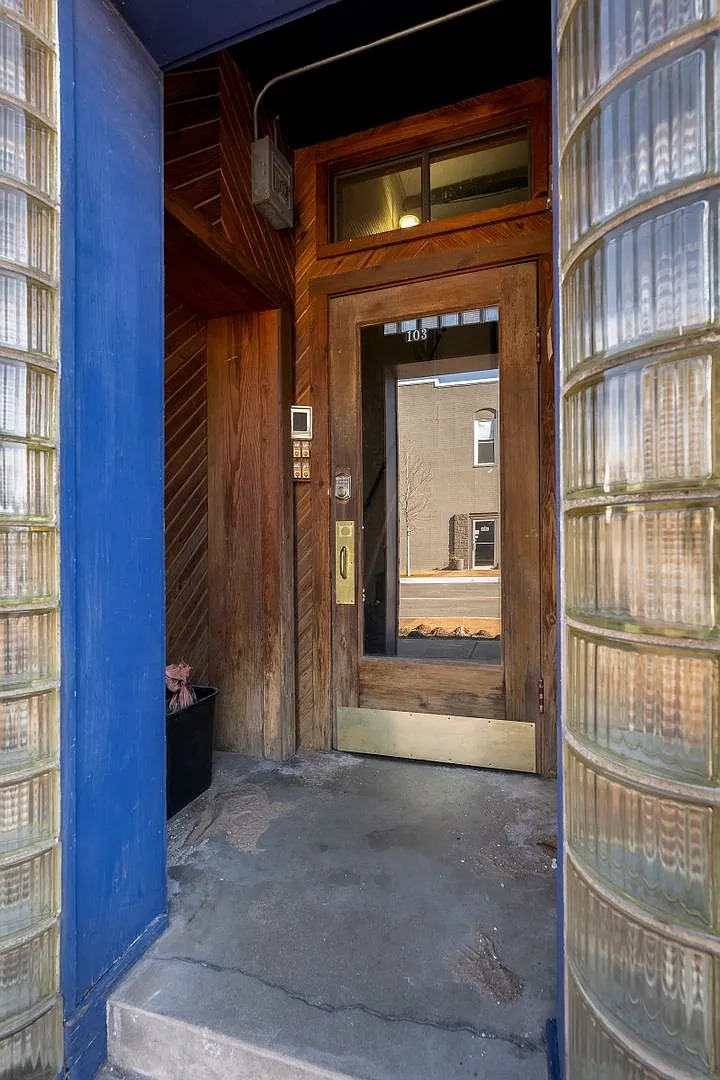 Historic 2-Bed, 2-Bath Apartment in Downtown Springdal — Photo 1
