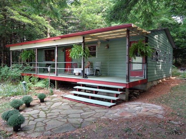 COZY LAKEFRONT COTTAGE