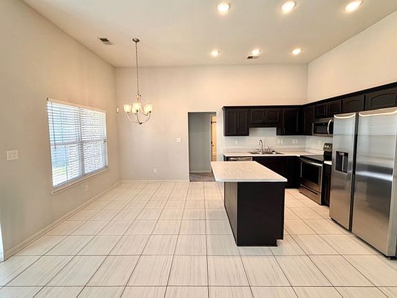 4th image of 1521 Miskelly Dr