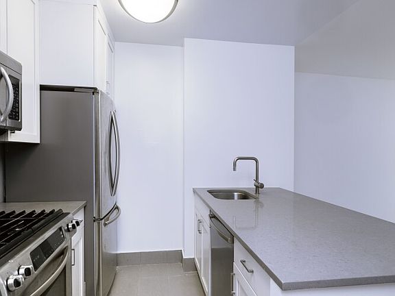 4th image of 115 E 34th St #1005