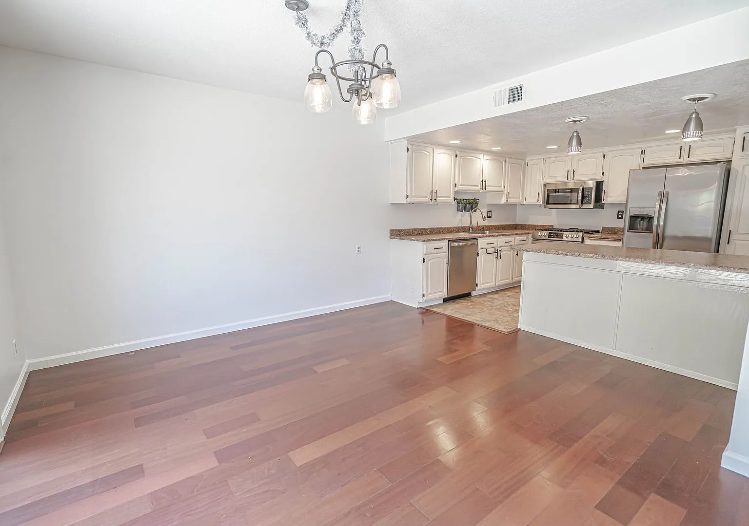 4 Bedroom Home for Rent in Valencia! — Photo 3
