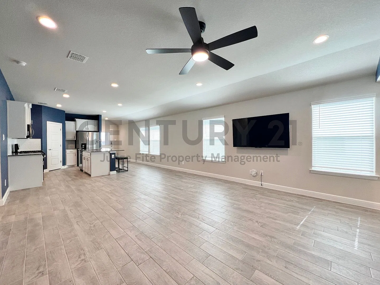 Immaculate 3/2/2 with Unbeatable Access to Granbury's Vibrant Lake Life For Rent! — Photo 3
