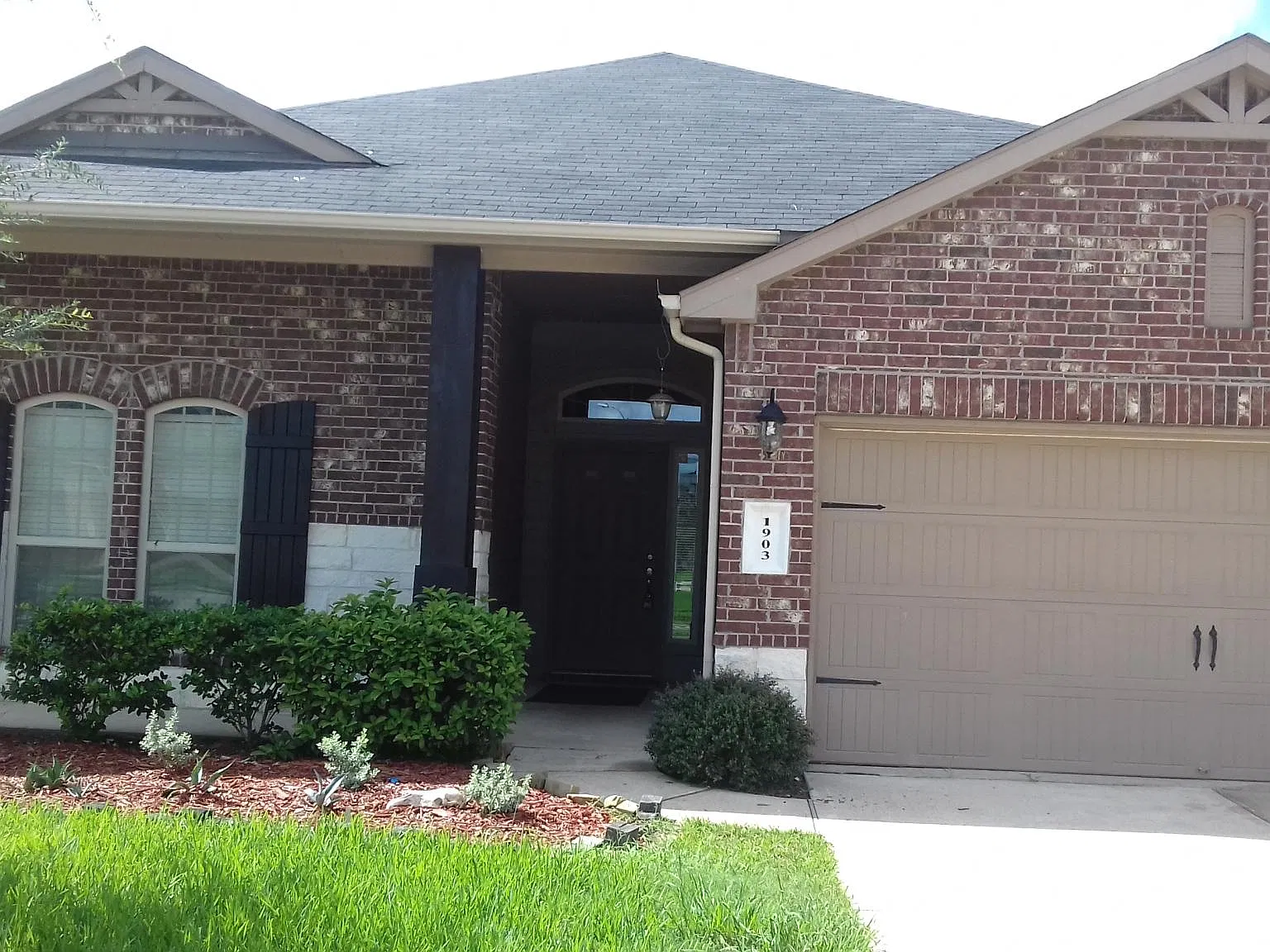 4 bed, 2464 sqft, $2,800 — Photo 1