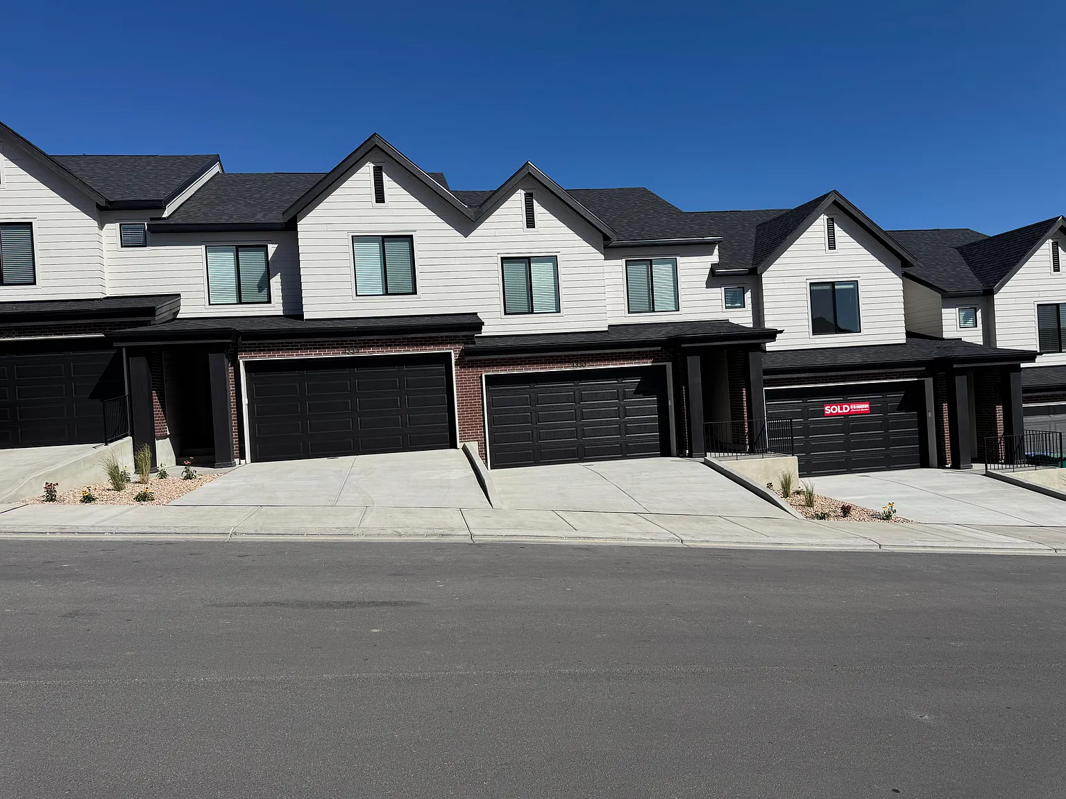 4 bed, 2.5 bath, 2248 sqft, $2,400 — Photo 1