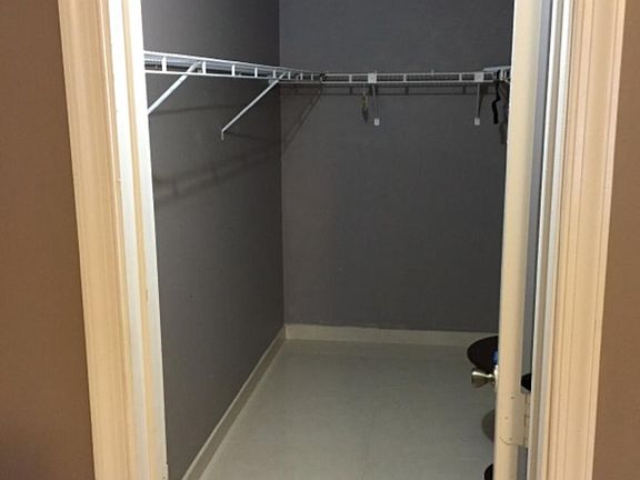 WALK IN CLOSET