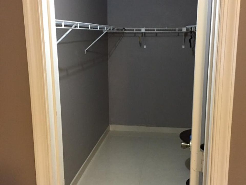 WALK IN CLOSET