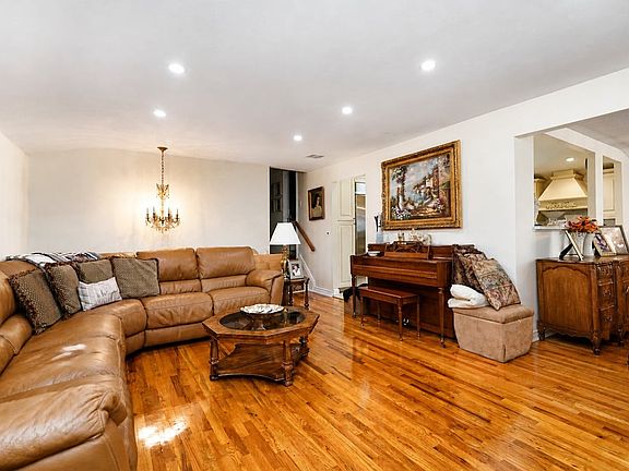 3rd image of 38 Mulberry Cir