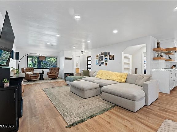 3rd image of 940 Manor Dr