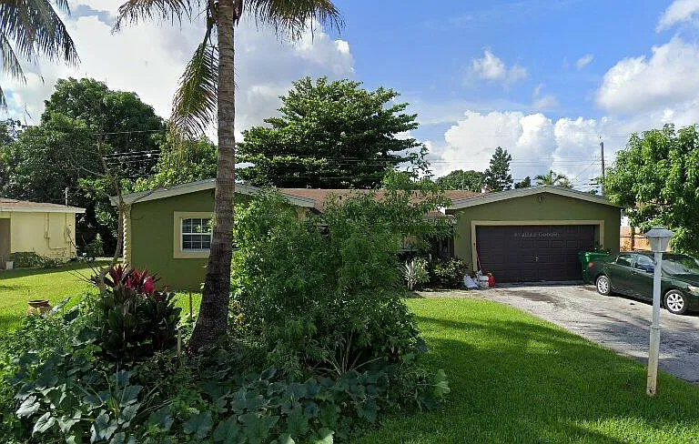 2030 Alcazar Dr — Photo 1