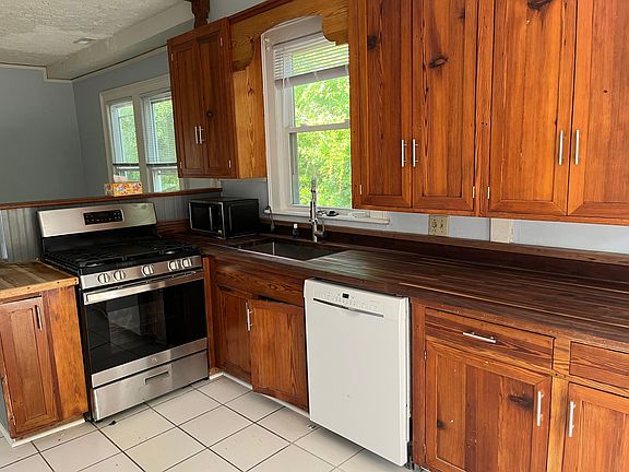 Kitchen, gas stove, dishwasher. Tons of storage.