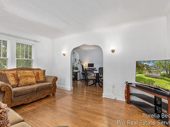 5th image of 210 44th St SE