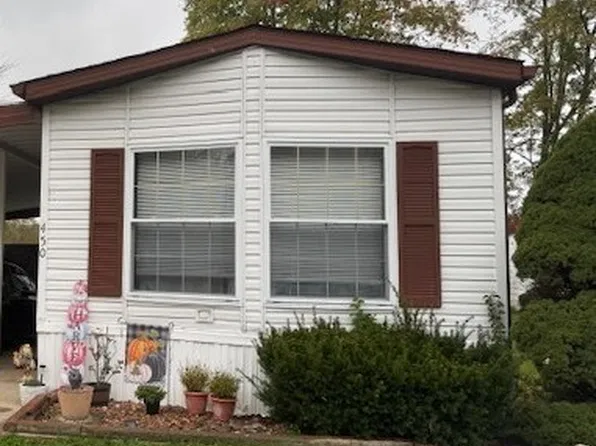 450 Whispering Pines Dr NW, Warren, OH 44481