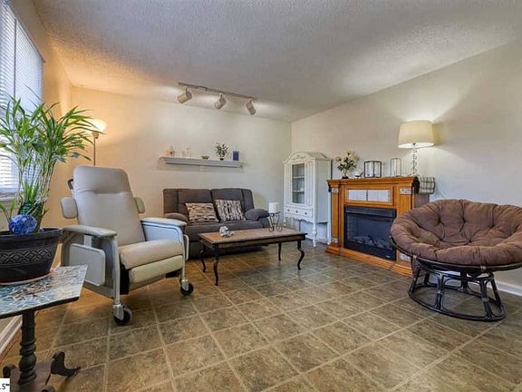 5th image of 103 Chatham Dr