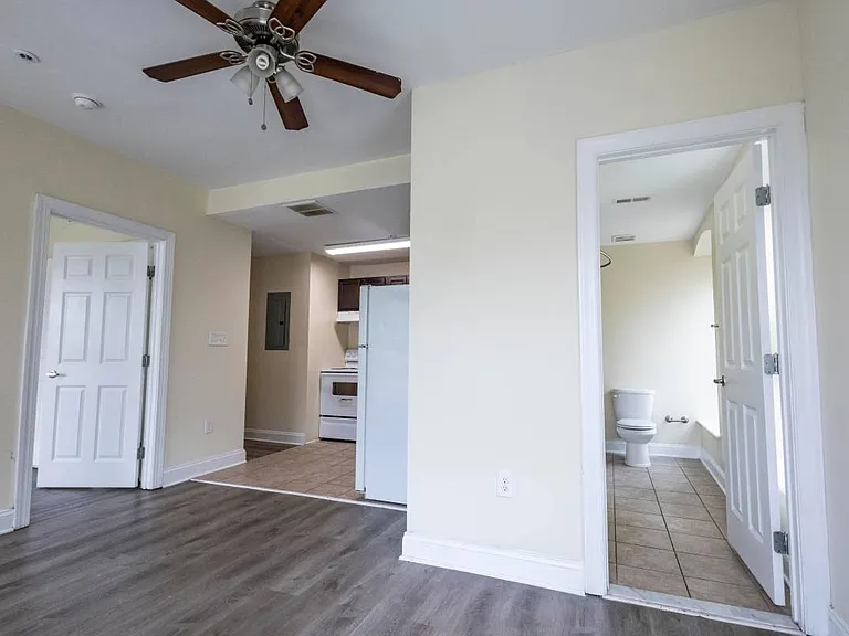 241 W Chase St #3B — Photo 7