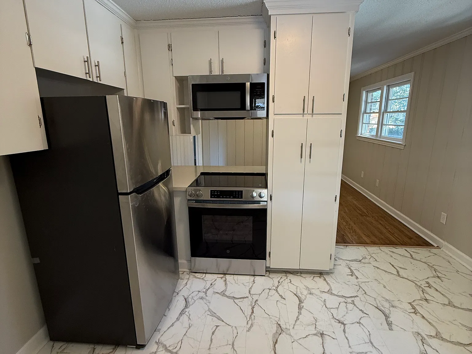3 bed, 1.5 bath, 1319 sqft, $1,600 — Photo 3