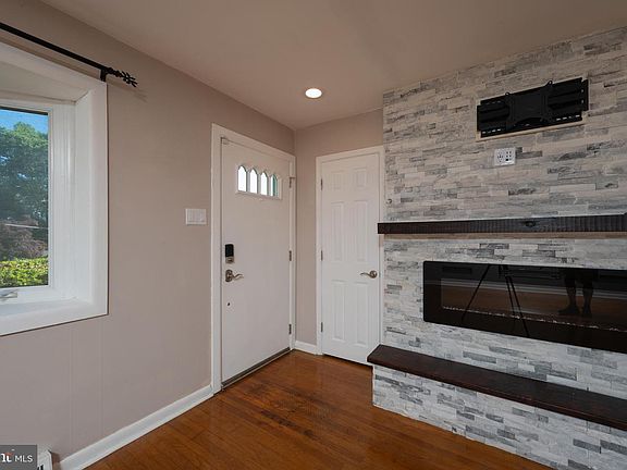 4th image of 403 Lori Ln