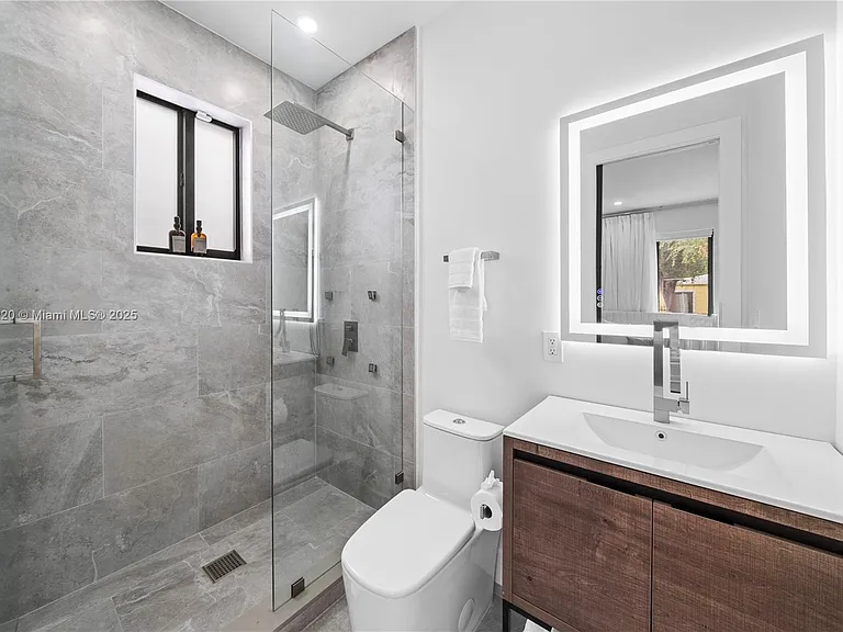 550 NW 42nd St — Photo 37