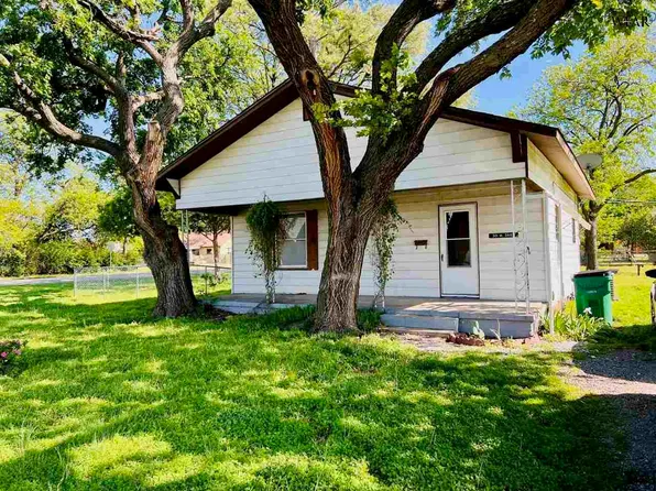301 W Daisy St, Iowa Park, TX 76367