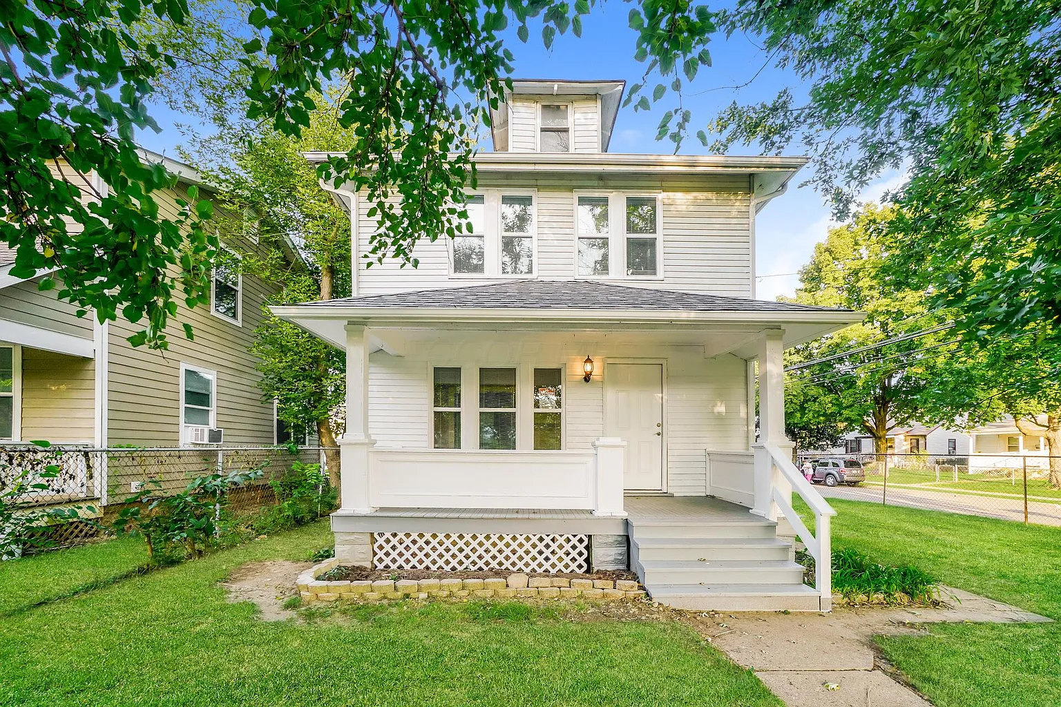 221 Columbian Ave photo 1