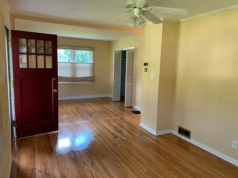 Living room area with ceiling fan