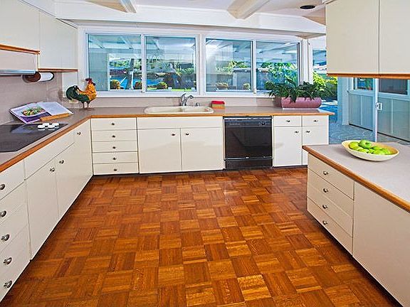 Lots of storage, stainless refrigerator, double oven, solid surface cooktop