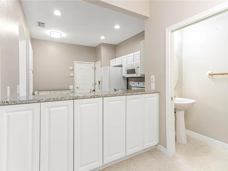 3326 Covered Bridge Dr W — Photo 12