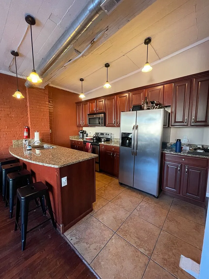Spacious 2 bed 2 bath industrial style apartment — Photo 4