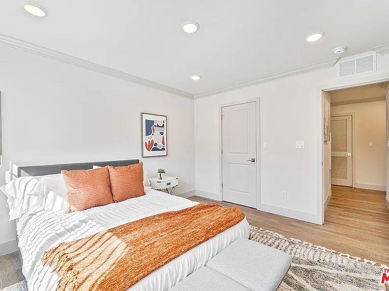 821 E 3rd St #209 — Photo 11