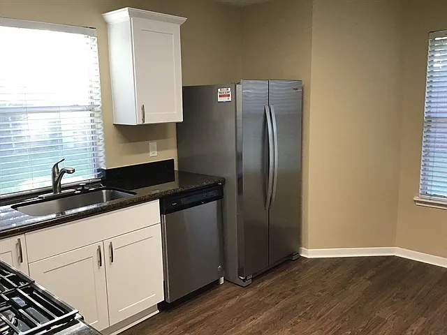 1703 Oak Valley Dr — Photo 2