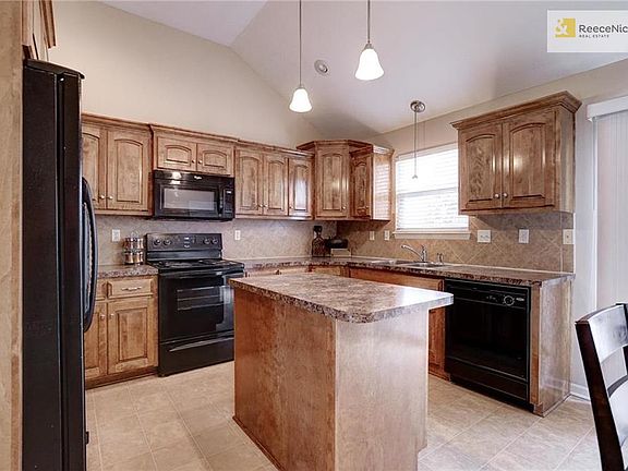 5th image of 224 W Rachel Ct